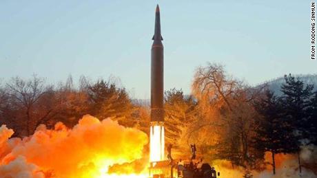 Une photo semblant montrer la Corée du Nord testant son dernier missile le 5 janvier publiée par le journal d’État nord-coréen Rodong Sinmun.
