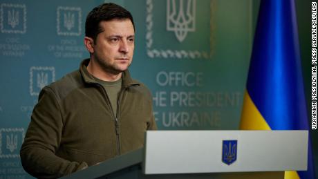 Le président ukrainien Volodymyr Zelenskiy fait une déclaration à Kiev vendredi.