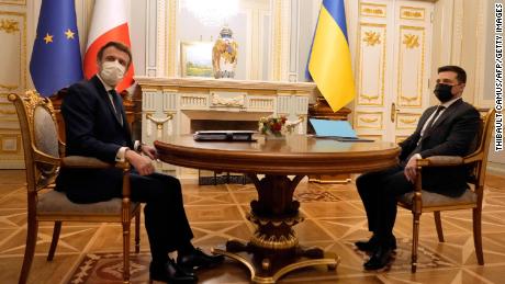 La Russie jette de l’eau froide sur la désescalade de la crise ukrainienne, alors que Macron rencontre Zelensky