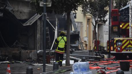 Un pompier se tient près de débris et brûle des maisons après l’explosion à Saint-Laurent-de-la-Salanque, le 14 février 2022. 