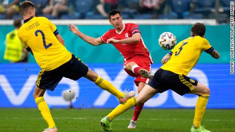 Lewandowski marque contre la Suède lors de leur affrontement pour l’Euro 2020.