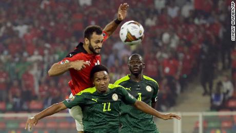 L&#39;Egyptien Marwan Hamdi, en haut, saute pour le ballon avec le Sénégal&#39;Abdou Diallo lors de la finale de la Coupe d&#39;Afrique des Nations 2022 le dimanche 6 février 2022.