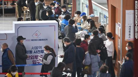 Les gens ont voté lors de l’élection présidentielle anticipée en Corée du Sud dans un bureau de vote à Séoul le 4 mars.