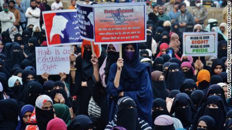Les manifestations contre le hijab se sont propagées en Inde alors que les filles refusent qu’on leur dise quoi ne pas porter