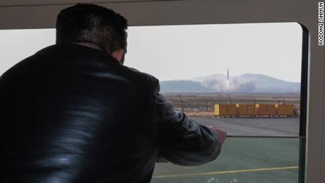 Kim Jong Un est montré en train de regarder un lancement de missile, sur une photo publiée par les médias d’État.