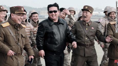 Cette photo des médias d’État nord-coréens, prétendument prise le 24 mars, montre le dirigeant Kim Jong Un marchant avec le personnel militaire nord-coréen lors de l’opération de lancement d’essai de ce que les médias d’État ont rapporté être un nouveau type de missile balistique intercontinental.