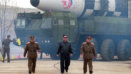 Le dirigeant nord-coréen Kim Jong Un marche devant un missile, sur une photo publiée vendredi par les médias d’Etat.