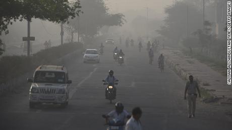 Un fort smog a été observé dans les zones entourant la décharge de Ghazipur le 29 mars 2022.