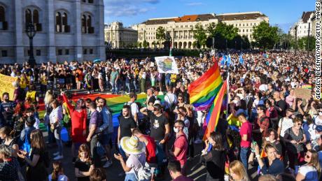 La Hongrie fixe une date pour un référendum sur la loi controversée lgbtq 