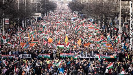 Les partisans du fidesz d’Orban défilent à Budapest le 15 mars. Orban a été catégorique sur le fait qu’il ne soutiendrait pas les sanctions visant les experts russes de l’énergie. 