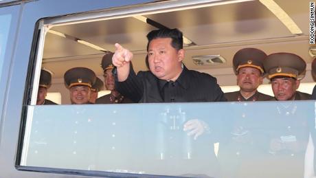 Le dirigeant nord-coréen Kim Jong Un regardant un essai de missile le 16 avril, selon le média d’Etat nord-coréen KCNA. 