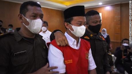 Un tribunal indonésien condamne à mort un enseignant d’une école islamique pour le viol de 13 élèves