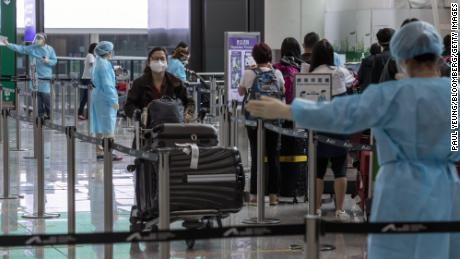 Les voyageurs se dirigent vers la quarantaine à l’aéroport international de Hong Kong le 1er avril.