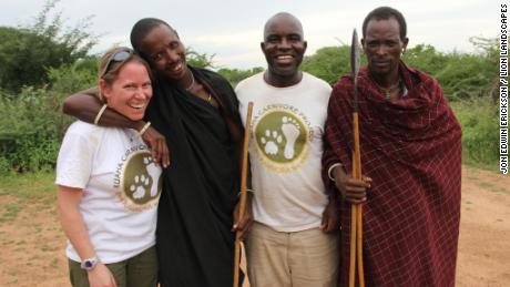 Amy Dickman (photo de gauche) et Lion Landscapes travaillent aux côtés des communautés tribales en Tanzanie, au Kenya et en Zambie pour réduire le nombre de lions tués.