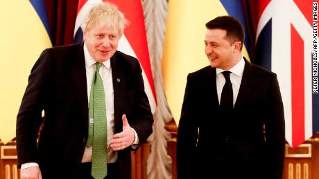 Le Premier ministre britannique Boris Johnson (à gauche) est accueilli par le président ukrainien Volodymyr Zelensky au palais présidentiel, à Kiev, le 1er février 2022. 