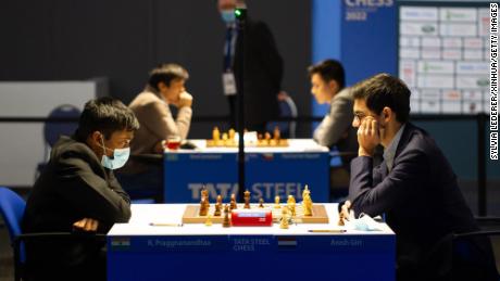 Pragg affronte Anish Giri lors du tournoi d’échecs Tata Steel.