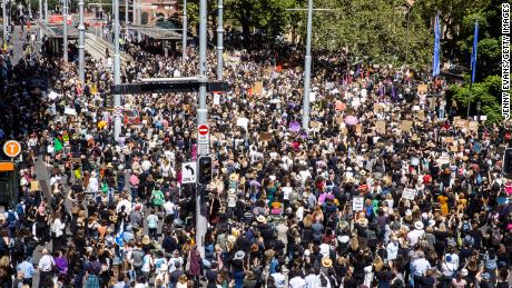 Des foules se joignent à la Marche pour la justice des femmes devant l’hôtel de ville de Sydney le 15 mars 2021.