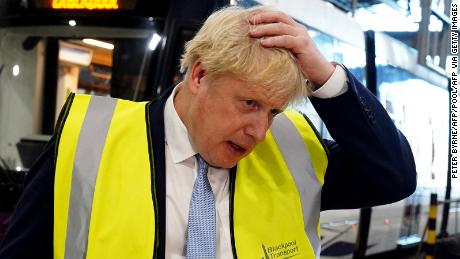 Le Premier ministre britannique Boris Johnson fait des gestes alors qu’il s’adresse aux membres des médias lors d’une visite au dépôt de transport de Blackpool dans le nord-ouest de l’Angleterre le 3 février 2022. 