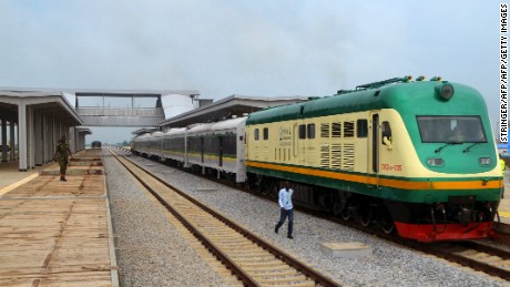 Les victimes d’un train pris en embuscade sont utilisées comme boucliers humains par les ravisseurs, selon le président nigérian