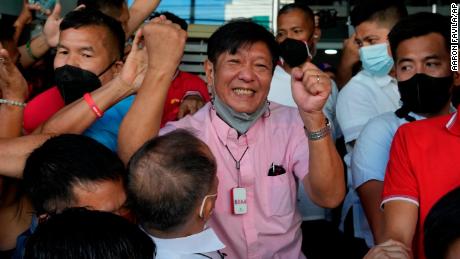 Candidat à la présidence Ferdinand » Bongbong » Marcos Jr. célèbre en saluant la foule devant son siège à Mandaluyong, aux Philippines, le 11 mai.