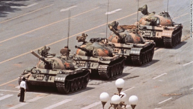Un homme seul avec des sacs à provisions arrête temporairement l’avance des chars chinois après la répression sanglante contre les manifestants, Pékin, 5 juin 1989.