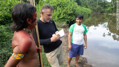 Dom Phillips (C) s’entretient avec deux hommes autochtones à Aldeia Maloca Papiú, dans l’État de Roraima, au Brésil, en 2019. 