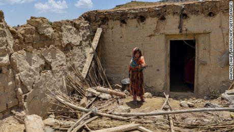 Un enfant se tient à côté d’une maison endommagée par un tremblement de terre dans le district de Bernal, province de Paktika, le 23 juin.