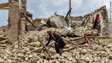 Un Afghan cherche ses affaires au milieu des ruines d’une maison endommagée par un tremblement de terre. 