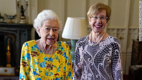 La reine Elizabeth II de Grande-Bretagne reçoit le gouverneur de Nouvelle-Galles du Sud Margaret Beazley lors d’une audience au château de Windsor mercredi. 