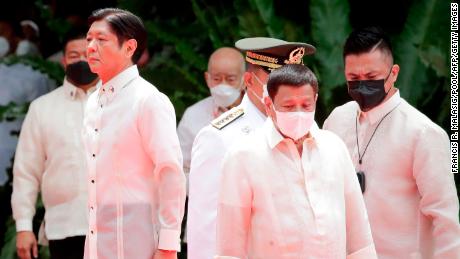 Le nouveau président philippin Ferdinand Marcos Jr. et le président sortant Rodrigo Duterte participent à la cérémonie d’investiture de Marcos dans l’enceinte du palais présidentiel de Malacanang à Manille le 30 juin.