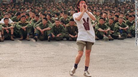 Un étudiant demande aux soldats de rentrer chez eux alors que les manifestants continuent dans le centre de Pékin, le 3 juin 1989.  