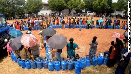 Les Sri-Lankais font la queue pour des bouteilles de gaz à Colombo.