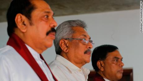 Comment le président en fuite du Sri Lanka est passé de 'héros de guerre' au fugitif