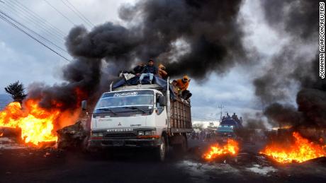 Des manifestants protestant contre la hausse du prix du carburant et de la vie sont vus à Quito, en Équateur, le mois dernier. 

 