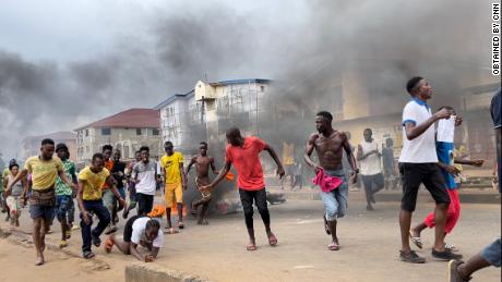 Couvre-feu déclaré dans la capitale de la Sierra Leone, Freetown, au milieu de violentes manifestations antigouvernementales
