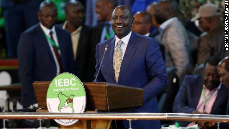 Ruto s’exprime après avoir été déclaré vainqueur de l’élection présidentielle du Kenya, au Centre national de comptage de l’IEBC aux Bomas du Kenya, à Nairobi, au Kenya, le 15 août 2022. 