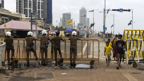 Des policiers se tiennent derrière la barricade de sécurité près d’un camp de protestation à Colombo, au Sri Lanka, le 5 août 2022