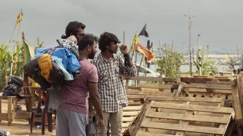 Un manifestant se prépare à quitter le site de la manifestation près du bureau du président à Colombo, au Sri Lanka, le 5 août 2022 