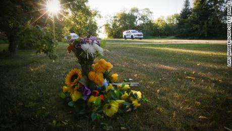 Des fleurs sont assises à l’extérieur de la maison où l’une des victimes poignardées a été retrouvée à Weldon, en Saskatchewan.