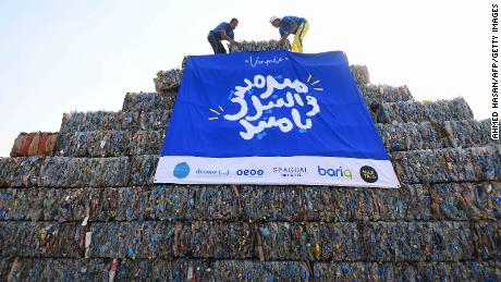 Des bénévoles écologistes construisent une pyramide faite de déchets plastiques collectés sur le Nil, dans le cadre d’un événement de sensibilisation à la pollution sur » Journée mondiale du nettoyage » dans la région égyptienne de Gizeh, près de la capitale, Le Caire, samedi. 