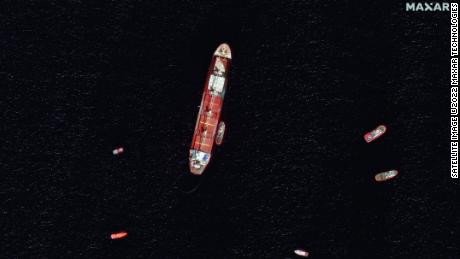 L’imagerie satellite montre le cargo OS 35 endommagé et partiellement submergé au large des côtes de Gibraltar. 