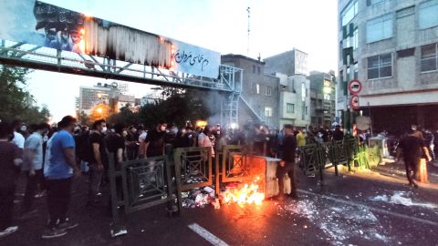 Des gens allument un feu lors d’une manifestation contre la mort de Mahsa Amini à Téhéran le 21 septembre 2022.