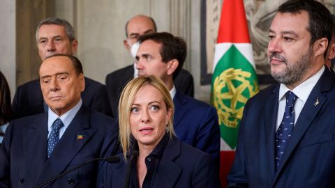 Silvio Berlusconi (à gauche) et Matteo Salvini (à droite) devraient faire partie du cabinet de Meloni, qui verra l’un des gouvernements italiens les plus à droite de l’histoire récente. 