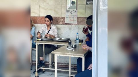 Donya Rad est vue sur cette image publiée sur les réseaux sociaux dans un restaurant de Téhéran. Le visage de l’homme à droite a été obstrué dans le message original sur les médias sociaux.