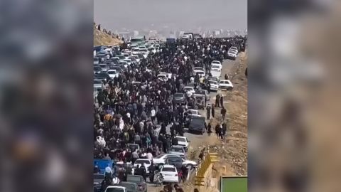 Des milliers de personnes se sont rassemblées à Saqqez pour marquer les 40 jours qui se sont écoulés depuis la mort de Mahsa Amini.