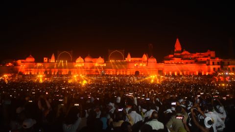 Une vue d’un spectacle son et lumière pendant la célébration Deepotsav, à la veille du Diwali, le 23 octobre à Ayodhya, en Inde.