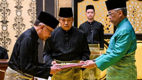 Le roi de Malaisie, le sultan Abdullah Sultan Ahmad Shah (à droite), a nommé Anwar (à gauche) après avoir consulté les législateurs.