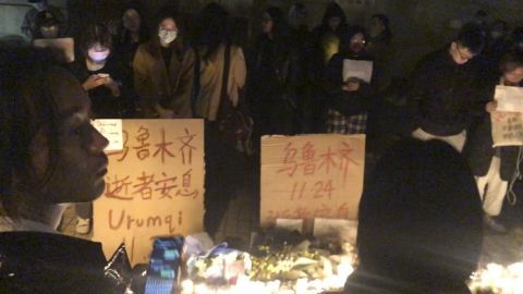 Les habitants de Shanghai ont organisé une veillée aux chandelles pour pleurer les victimes de l’incendie du Xinjiang le 26 novembre.