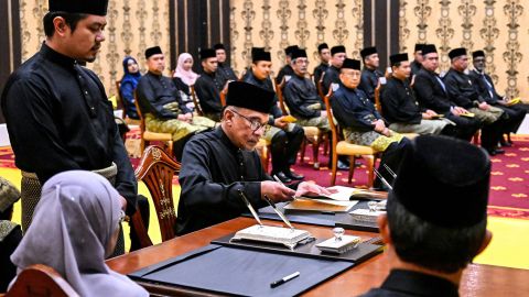 Anwar a prêté serment en tant que Premier ministre de la Malaisie jeudi, mettant fin à une impasse politique. 