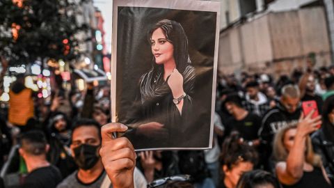Un manifestant tient un portrait de Mahsa Amini lors d’une manifestation à Téhéran le 20 septembre 2022. 